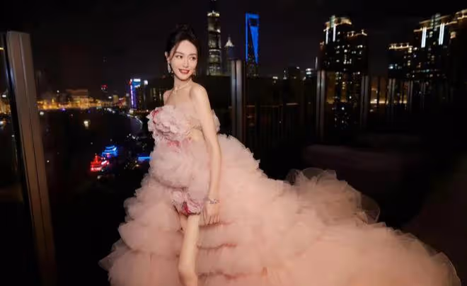唐嫣這次虧大了！為某音直播錯過微博紅毯，得罪主辦方話題被封禁
