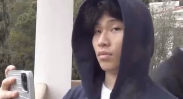 陳坤兒子素質堪憂！吹口哨豎中指表情輕蔑，21歲長相太顯老不像爸