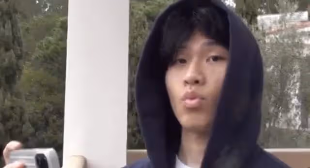 陳坤兒子素質堪憂！吹口哨豎中指表情輕蔑，21歲長相太顯老不像爸