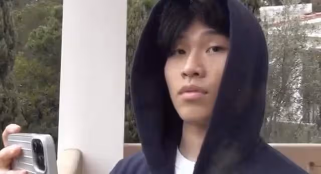 陳坤兒子素質堪憂！吹口哨豎中指表情輕蔑，21歲長相太顯老不像爸