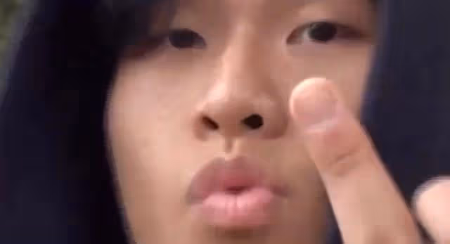 陳坤兒子素質堪憂！吹口哨豎中指表情輕蔑，21歲長相太顯老不像爸
