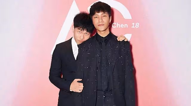 陳坤兒子素質堪憂！吹口哨豎中指表情輕蔑，21歲長相太顯老不像爸