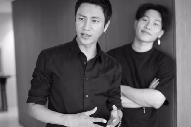 陳坤兒子素質堪憂！吹口哨豎中指表情輕蔑，21歲長相太顯老不像爸