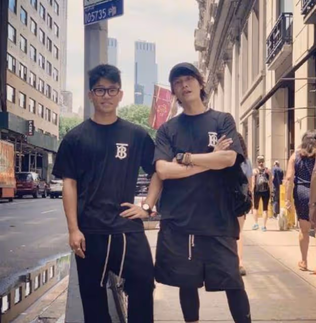 陳坤兒子素質堪憂！吹口哨豎中指表情輕蔑，21歲長相太顯老不像爸