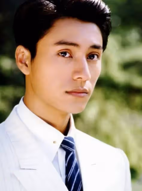 陳坤兒子素質堪憂！吹口哨豎中指表情輕蔑，21歲長相太顯老不像爸