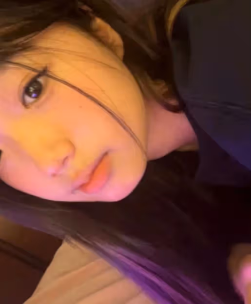 鍾麗緹二女兒情緒低落，頻分享負面動態引擔憂，父母婚姻狀態成謎