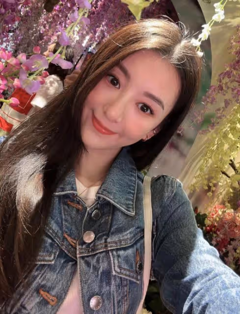 天王嫂方媛帶娃出行！撞臉趙麗穎A4腰吸睛，5歲女兒鵝蛋臉顏值高
