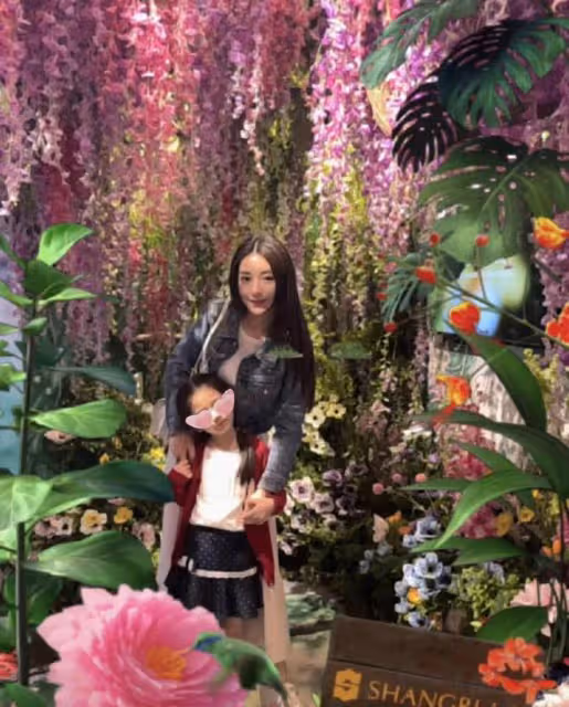 天王嫂方媛帶娃出行！撞臉趙麗穎A4腰吸睛，5歲女兒鵝蛋臉顏值高