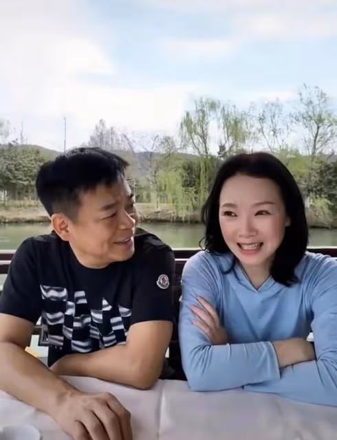 孫浩呂薇罕見同框出遊，兩人年過半百均是單身，被網友撮合在一起