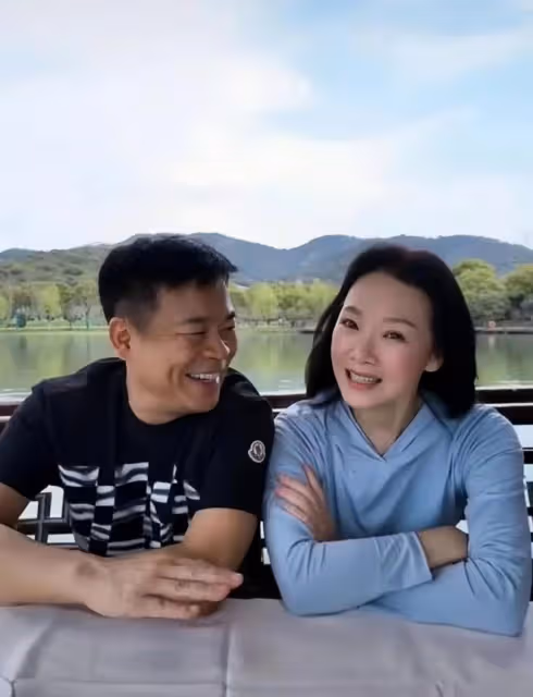 孫浩呂薇罕見同框出遊，兩人年過半百均是單身，被網友撮合在一起