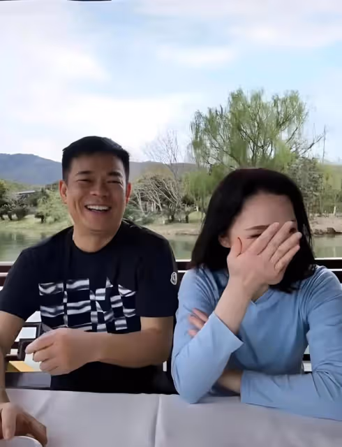 孫浩呂薇罕見同框出遊，兩人年過半百均是單身，被網友撮合在一起