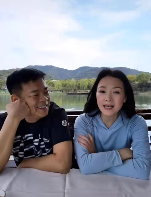孫浩呂薇罕見同框出遊，兩人年過半百均是單身，被網友撮合在一起