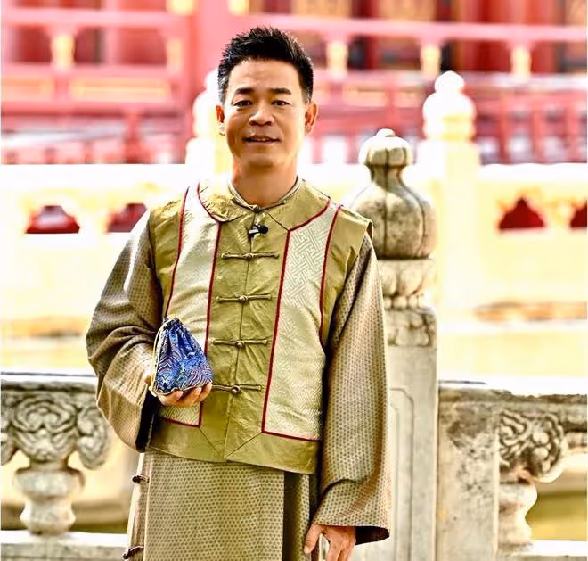孫浩呂薇罕見同框出遊，兩人年過半百均是單身，被網友撮合在一起