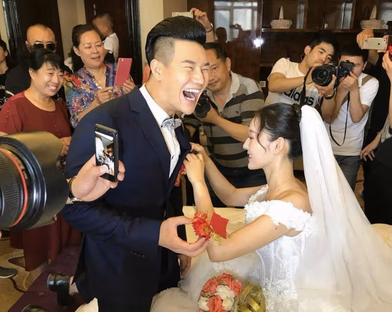「嘎子」謝孟偉又被罵！帶老婆穿婚紗稱二婚，實則為帶貨博眼球