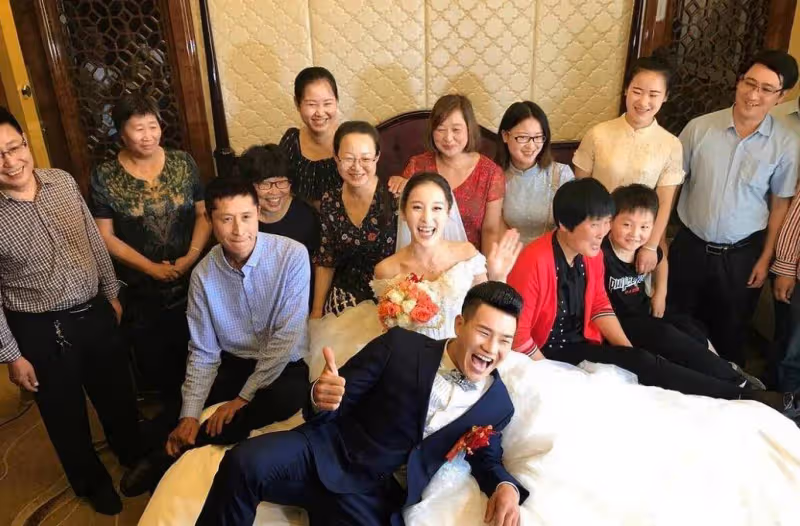 「嘎子」謝孟偉又被罵！帶老婆穿婚紗稱二婚，實則為帶貨博眼球