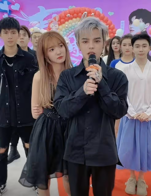 「嘎子」謝孟偉又被罵！帶老婆穿婚紗稱二婚，實則為帶貨博眼球