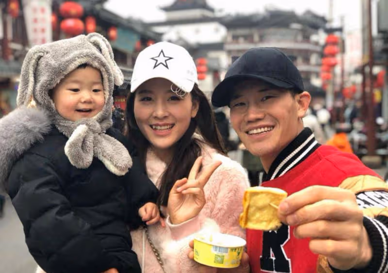 「嘎子」謝孟偉又被罵！帶老婆穿婚紗稱二婚，實則為帶貨博眼球