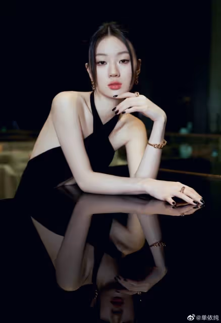 好聲音總冠軍單依純近照性感嫵媚,徹底淪為網紅,難怪火不起來