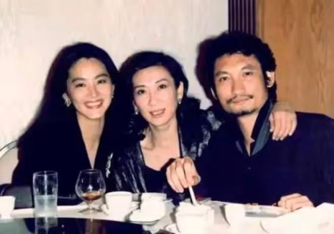 金星一個好閨蜜,和男友同居35年,男友說結婚只是一張紙,他們就沒領證。男人現在很有名,有名到金星不敢點他的名字。