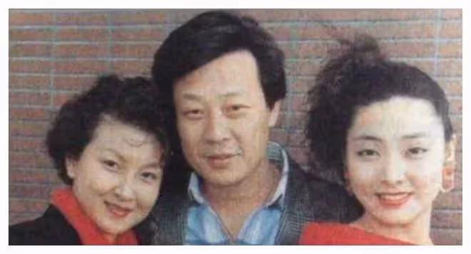 金星一個好閨蜜,和男友同居35年,男友說結婚只是一張紙,他們就沒領證。男人現在很有名,有名到金星不敢點他的名字。