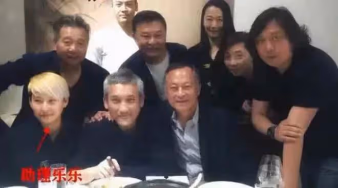 金星一個好閨蜜,和男友同居35年,男友說結婚只是一張紙,他們就沒領證。男人現在很有名,有名到金星不敢點他的名字。