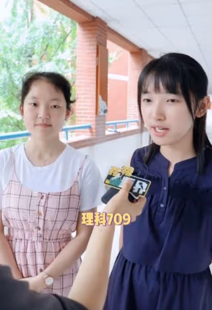 金星一個好閨蜜,和男友同居35年,男友說結婚只是一張紙,他們就沒領證。男人現在很有名,有名到金星不敢點他的名字。