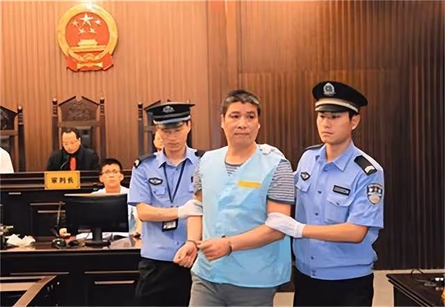 浙江女富豪胡潔:前夫因貪污入獄16年,二婚嫁周立波,送百萬豪車