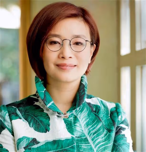 浙江女富豪胡潔:前夫因貪污入獄16年,二婚嫁周立波,送百萬豪車