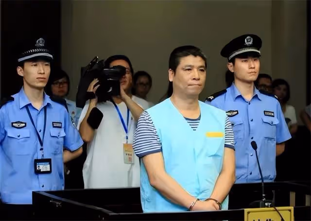 浙江女富豪胡潔:前夫因貪污入獄16年,二婚嫁周立波,送百萬豪車