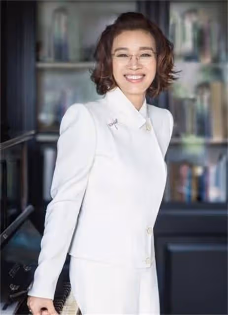 浙江女富豪胡潔：前夫因貪污入獄16年，二婚嫁周立波，送百萬豪車
