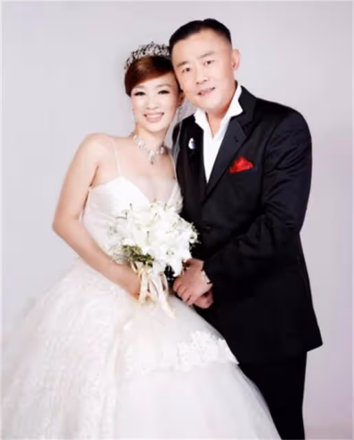 浙江女富豪胡潔:前夫因貪污入獄16年,二婚嫁周立波,送百萬豪車