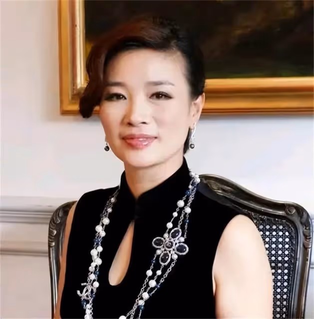 浙江女富豪胡潔:前夫因貪污入獄16年,二婚嫁周立波,送百萬豪車