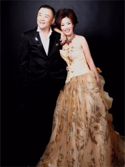 浙江女富豪胡潔:前夫因貪污入獄16年,二婚嫁周立波,送百萬豪車