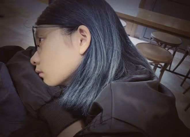 黃磊17歲女兒風波後首現身,多多再染金色頭髮,面色憔悴心情不佳