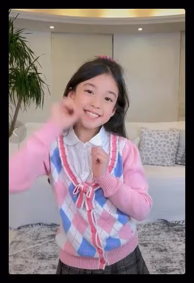 《爸爸去哪兒》8歲小泡芙變化大到認不出,雙眼皮大眼睛太精緻,身高喜人似公主