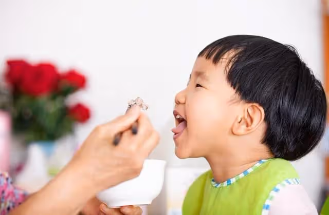 大媽去兒子家帶娃,3歲孫子變得愛吃飯,兒媳知原委後怒將她送走