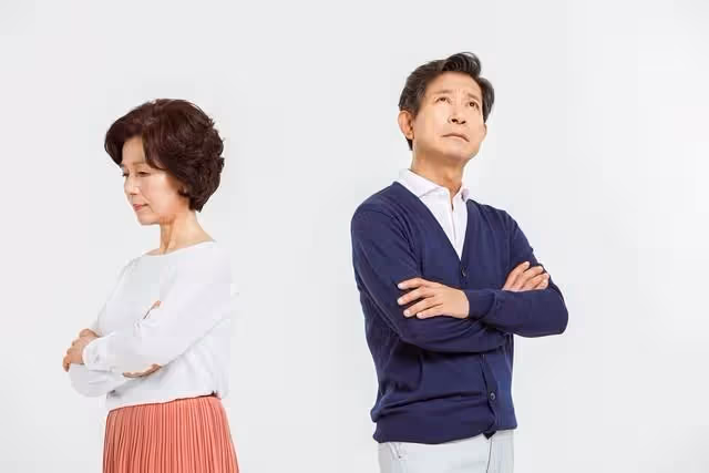 「你只是我兒子雇的保姆!」面對婆婆叫囂,我當著兒媳面將她送走