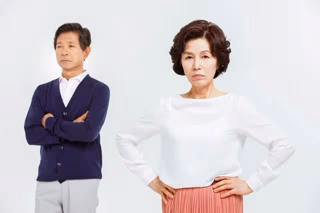 「你只是我兒子雇的保姆!」面對婆婆叫囂,我當著兒媳面將她送走