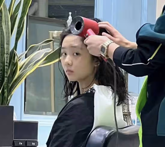 黃磊17歲女兒風波後首現身,多多再染金色頭髮,面色憔悴疑心情不佳