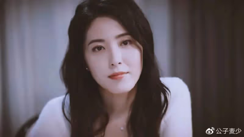 她是中戲最美校花，把3位前任捧成了影帝，自己47歲仍單身