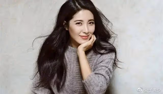 她是中戲最美校花,把3位前任捧成了影帝,自己47歲仍單身
