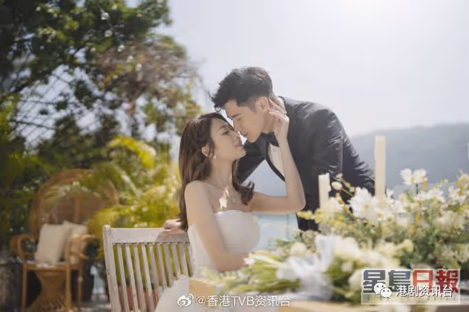 TVB小花婚前Party露美背曬長腿！另一位人妻直播被問「浩信呢？」