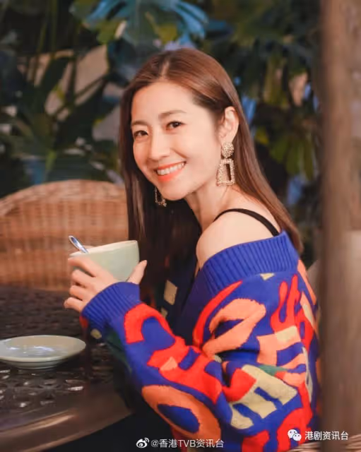 TVB小花婚前Party露美背曬長腿！另一位人妻直播被問「浩信呢？」