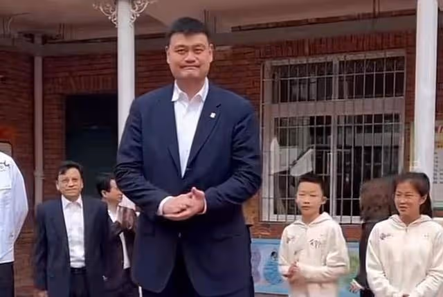 姚明參加公益臉胖一圈走路吃力,女兒近照讓人感慨後繼有人
