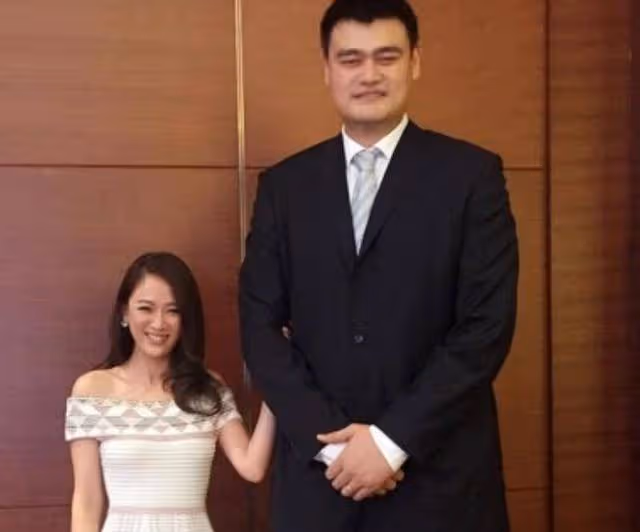 姚明參加公益臉胖一圈走路吃力,女兒近照讓人感慨後繼有人