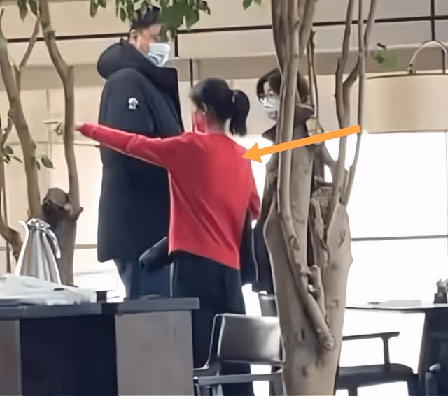 姚明參加公益臉胖一圈走路吃力,女兒近照讓人感慨後繼有人