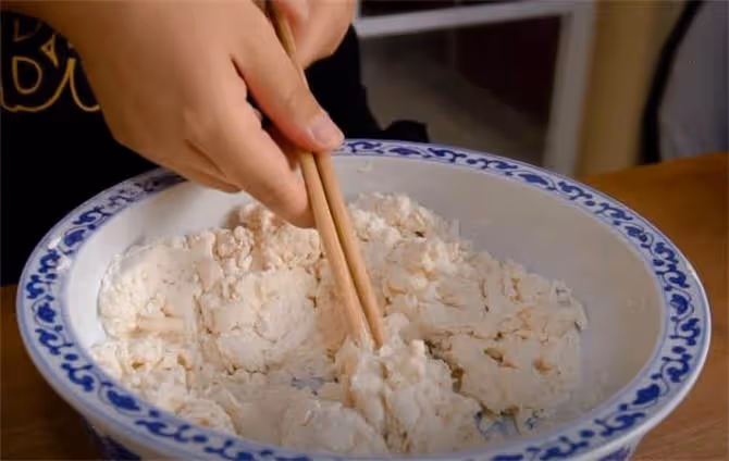 發麵、死面怎樣才能揉光滑?大廚教你揉面技巧,方法簡單不費力
