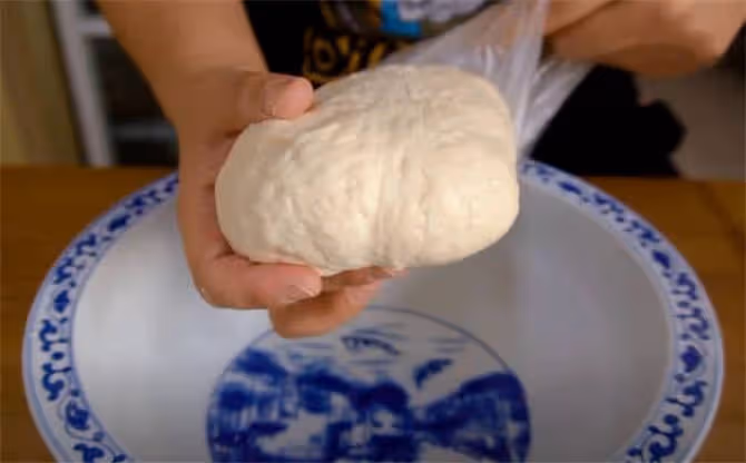 發麵、死面怎樣才能揉光滑?大廚教你揉面技巧,方法簡單不費力