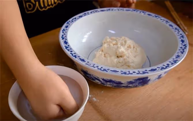 發麵、死面怎樣才能揉光滑?大廚教你揉面技巧,方法簡單不費力