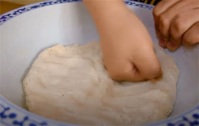 發麵、死面怎樣才能揉光滑?大廚教你揉面技巧,方法簡單不費力